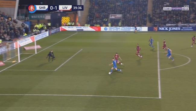 لاعب شروزبري يهدر فرصة خطيرة بعد خطأ من مدافعي ليفربول