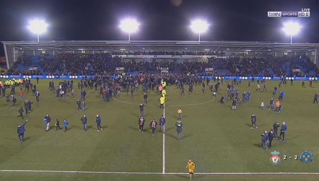 جماهير شروزبري تقتحم الملعب احتفالا بالتعادل مع ليفربول في كأس الاتحاد الانجليزي