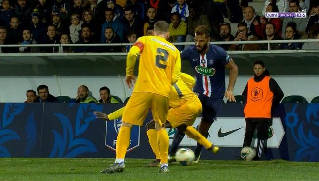 مهارة رائعه من شوبو موتينج في مباراة باريس سان جيرمان وباو