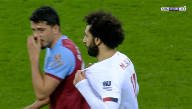 لاعب وست هام يطلب قميص محمد صلاح