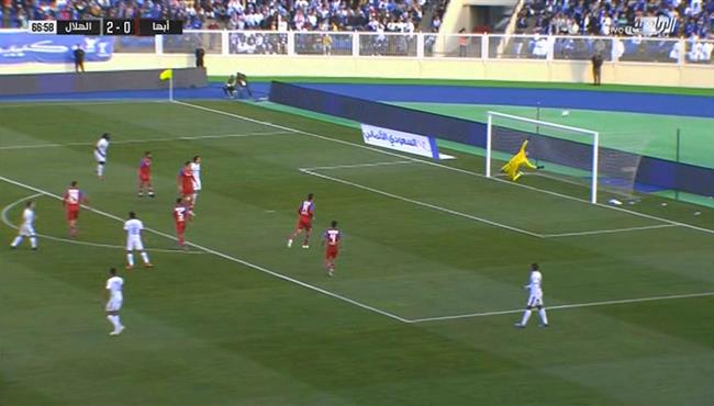 تصدي رائع علي مرتين من حارس ابها ينقذ مرماه من هدف محقق للهلال