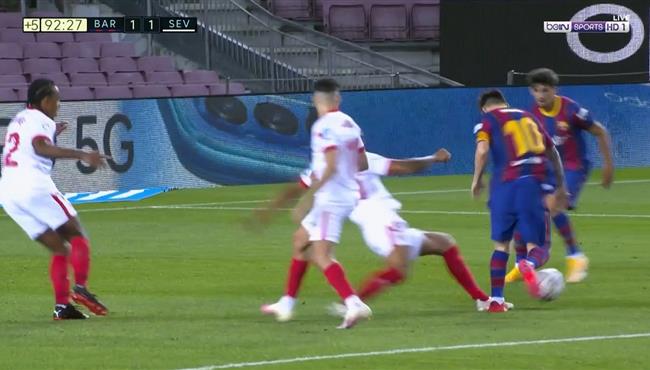 هل حرم الحكم ميسي من ضربة جزاء امام اشبيلية بالدوري الاسباني