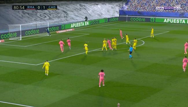 العارضة تحرم بنزيما من تسجيل هدف تعادل ريال مدريد الصاروخي مع قادش