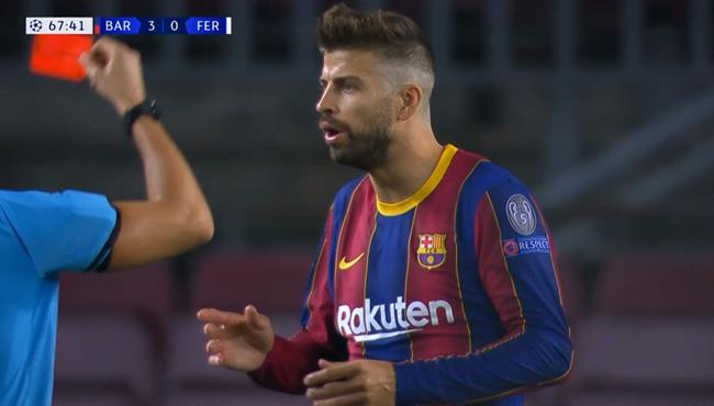 طرد بيكيه في مباراة برشلونة وفيرينكفاروس بدوري ابطال اوروبا
