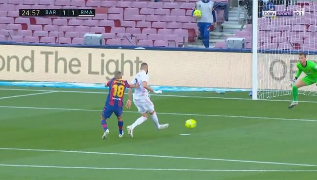 نيتو يتصدي لفرصة خطيرة من بنزيما في مباراة برشلونة وريال مدريد