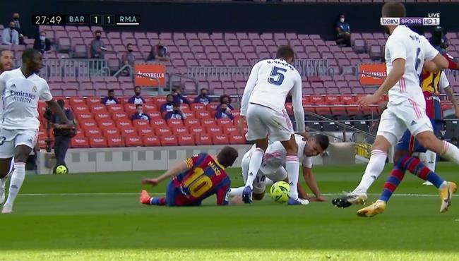 هل حرم الحكم ميسي من ركلة جزاء امام ريال مدريد