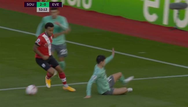 برتراند يتلاعب بخاميس رودريجيز في مباراة ايفرتون وساوثهامبتون