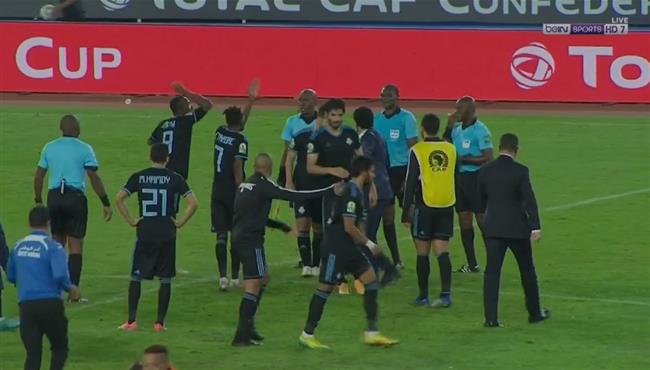 اعتراضات شديدة من لاعبي بيراميدز علي الحكم بعد نهاية المباراة