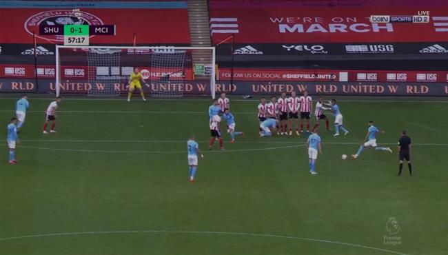 تصدي رائع من حارس شيفيلد لركلة حرة خطيرة من رياض محرز