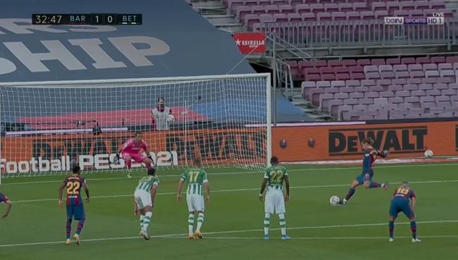 كلاوديو برافو يتصدي لركلة جزاء من جريزمان في مباراة برشلونة وريال بيتيس