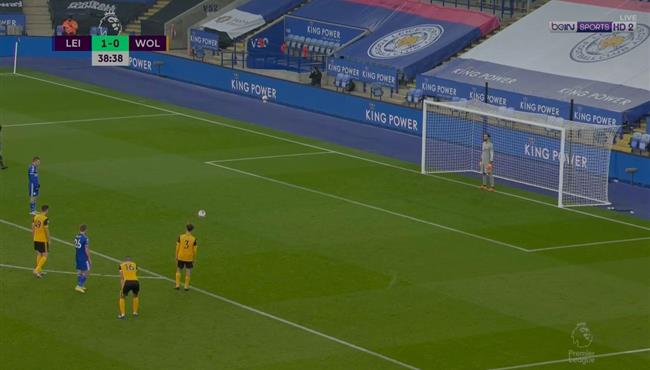 باتريسيو يتصدي لركلة جزاء من فاردي في مباراة ليستر سيتي وولفرهامبتون