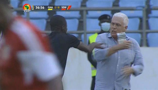الحكم المساعد يضرب مدرب السودان بعد اعتراضه علي حكم المباراة بعدم احتساب ركلة جزاء امام غانا