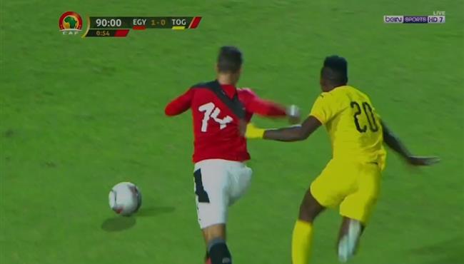رمضان صبحي يطالب بركلة جزاء في مباراة مصر وتوجو