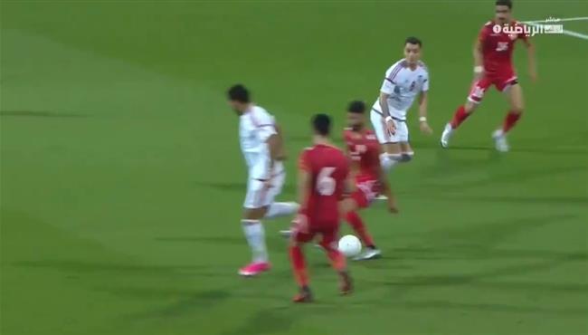هدف الامارات الاول الرائع في مرمي البحرين بعد تمريرة رائعة بالكعب من علي مبخوت