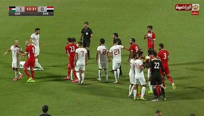 مشادة بين لاعبي سوريا والاردن بعد تدخل عنيف بين اللاعبين
