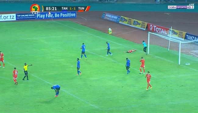 يوسف المساكني يهدر فرصة هدف محقق بطريقة لا تصدق امام تنزانيا