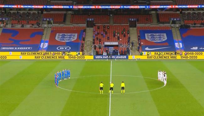 حداد علي حارس مرمي ليفربول الراحل كليمينس قبل مباراة انجلترا وايسلندا