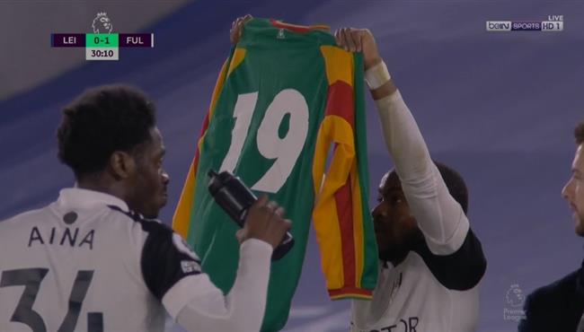 هدف لوكمان في مرمي ليستر سيتي ويحتفل برفع قميص الراحل بابا ديوب