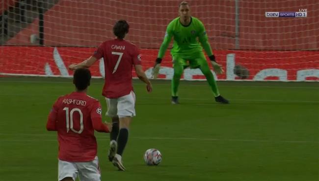 العارضة تحرم كافاني من تسجيل هدف لوب خرافي امام باريس سان جيرمان