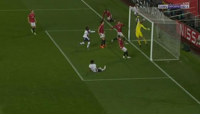 العارضة تمنع ماركينيوس من تسجيل هدف مؤكد لباريس امام مانشستر يونايتد