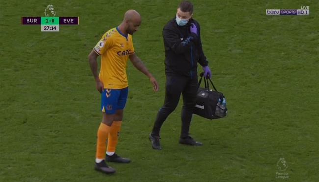 خروج ديلف مصابا في مباراة ايفرتون وبيرنلي بالدوري الانجليزي