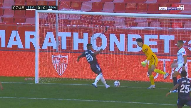 خطا فادح من ياسين بونو واهدار لا يصدق من فينيسيوس في مباراة ريال مدريد واشبيلية