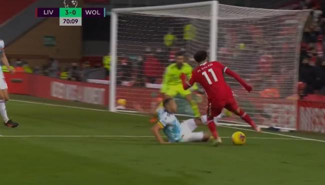 محمد صلاح يتلاعب بفيرناندو مارسال في مباراة ليفربول وولفرهامبتون