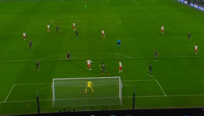 لاعب لايبزيج يهدر هدف محقق امام مانشستر يونايتد في دوري ابطال اوروبا