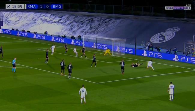 هل حرم الحكم ريال مدريد من ركلة جزاء امام بوروسيا مونشنجلادباخ