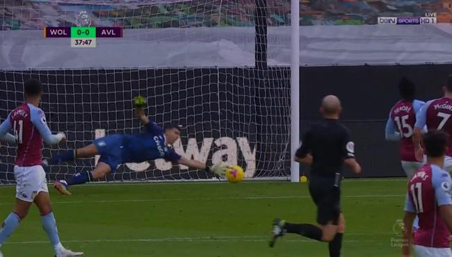 تصدي إيميليانو مارتينيز الرائع في مباراة استون فيلا وولفرهامبتون