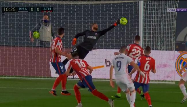 تصدي اوبلاك الرائع والقائم يحرمان بنزيما من تسجيل هدف امام اتلتيكو مدريد