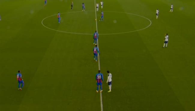 لقطة طريفه بين سون وبينتيكي قبل مباراة توتنهام وكريستال بالاس