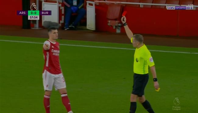 طرد تشاكا فى مباراة ارسنال وبيرنلي بسبب التعدي علي آشلي ويستوود