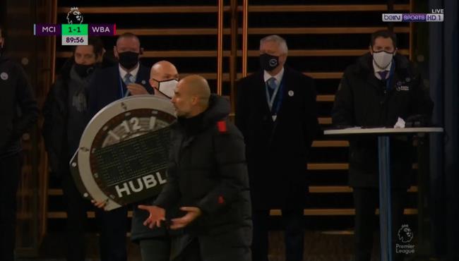 جوارديولا ينفعل بشدة علي الحكم الرابع في مباراة مانشستر سيتي ووست بروميتش