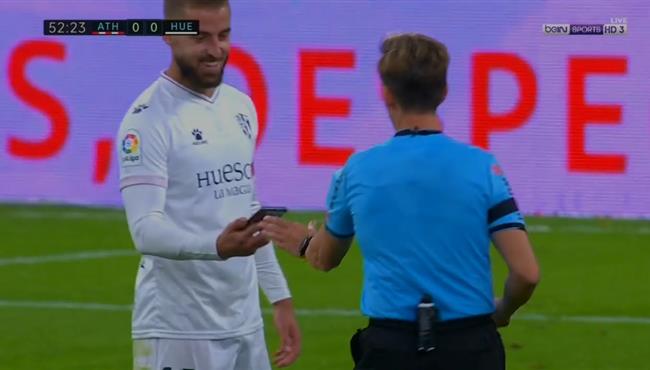 لقطة غريبة لاعب يعثر علي هاتف في مباراة اتلتيك بلباو وهويسكا