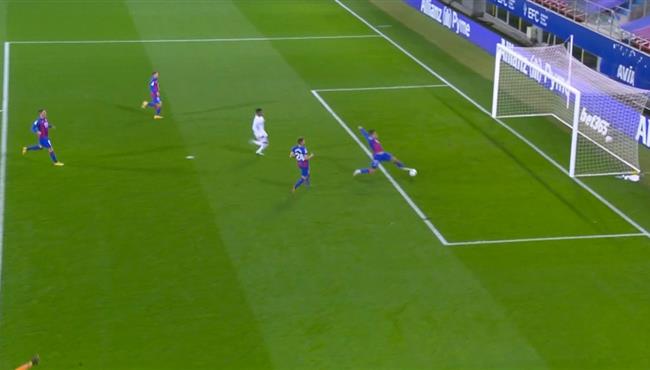 انقاذ مدافع ايبار الرائع يحرم فاسكيز من تسجيل هدف ثالث لريال مدريد