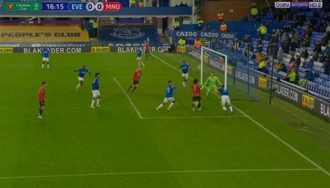 علي مرتين تصدي رائع من حارس ايفرتون يحرم كافاني من هدف محقق