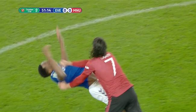 مشادة بين كافاني وياري مينا في مباراة مانشستر يونايتد وايفرتون