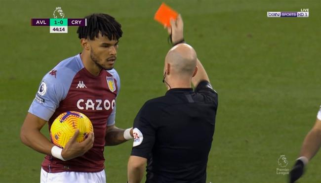 طرد مينجس في مباراة استون فيلا وكريستال بالاس بالدوري الانجليزي