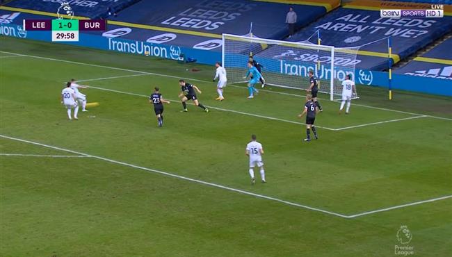 لقطة غريبة بامفورد يمنع فريقه من تسجيل هدف محقق امام بيرنلي