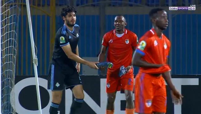 علي جبر يهدي حذائه للاعب نواذيبو بعد انتهاء المباراة بكاس الكونفيدرالية