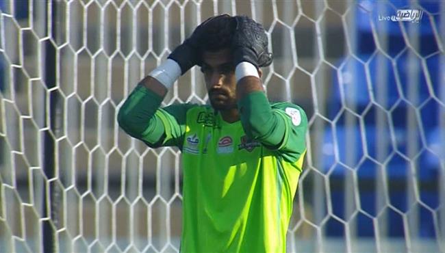 حارس الوحدة يسجل هدف كوميدي بالخطأ في مرماه لابها بالدوري السعودي