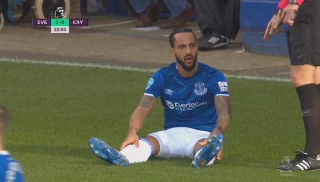 خروج والكوت مصابا في مباراة ايفرتون وكريستال بالاس