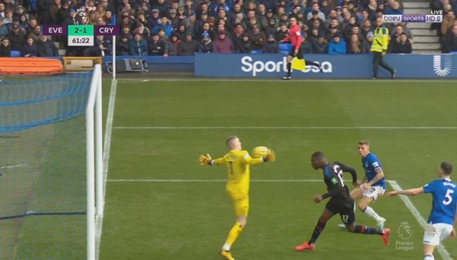 تصدي بيكفورد الخرافي في مباراة ايفرتون وكريستال بالاس