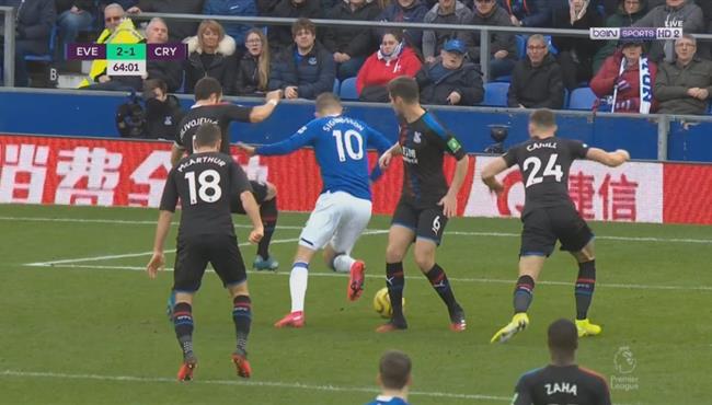 سيجوردسون يتلاعب بمدافي كريستال بالاس بمهاراة رائعة والحارس يحرمه من هدف ممتع