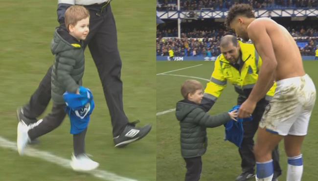 لقطة رائعة طفل يقتحم الملعب ويركض فرحا بعد اهداء كالفيرت ليوين قميصه له