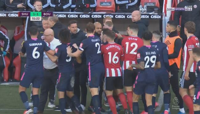 اشتباك بالايدي بين مدرب شيفيلد ولاعب بورنموث بالدوري الانجليزي
