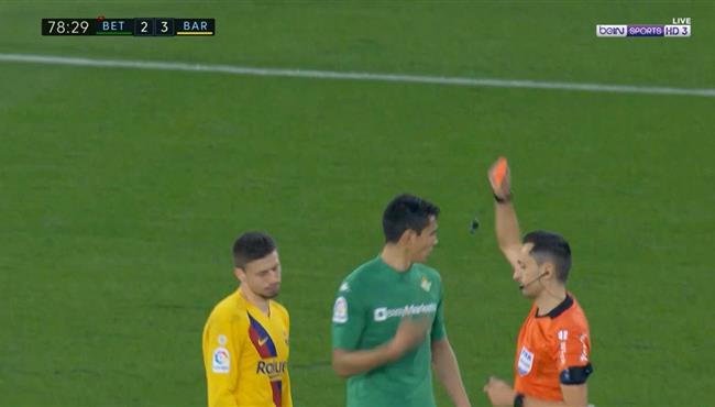 طرد لينجليت في مباراة برشلونة وريال بيتيس