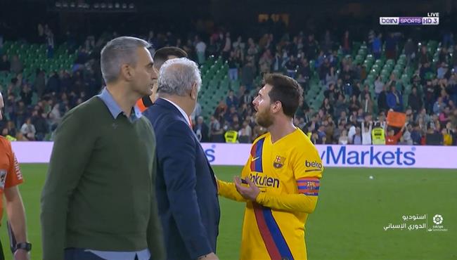 ميسي يحتج علي الحكم بعد مباراة برشلونة وريال بيتيس