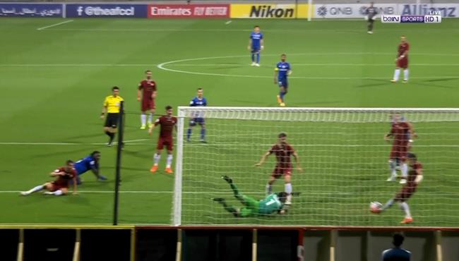 مدافع شاهر خودرو يمنع هدف محقق للهلال من علي خط المرمي